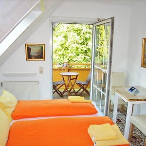 Zimmer mit Kingsize-Bett
